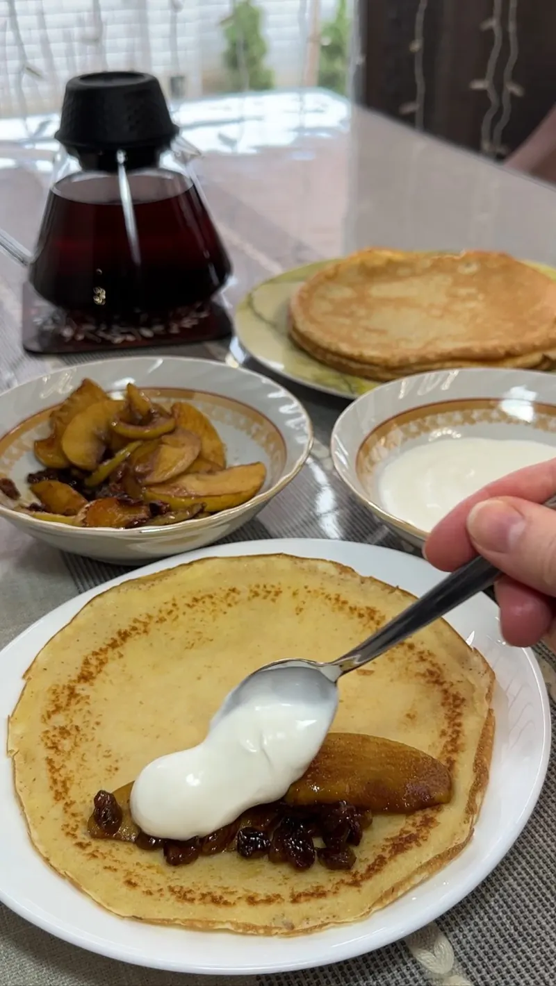 Пшенные блины с карамелизированным яблоком